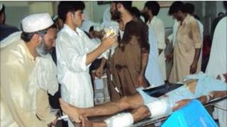 مجروحان در بیمارستانی در پیشاور مداوا می شوند