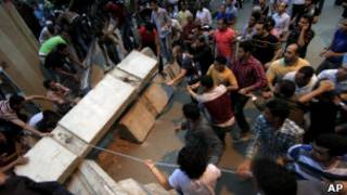 Manifestantes egípcios retiram blocos de concreto que bloqueiam acesso à embaixada de Israel no Cairo
