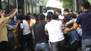 Công an cưỡng bức người biểu tình lên xe bus