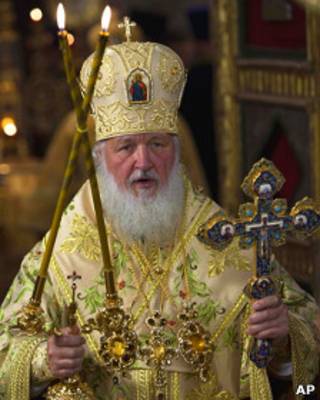 Патриарх Алексий ведет службу в храме Василия Блаженного 12 июля 2011 года