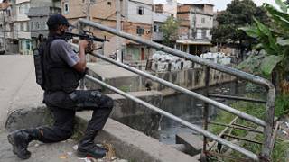 Policial em favela do Rio. Foto: AFP