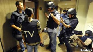 Jornalistas colocam coletes a prova de balas em corredor do hotel Rixos, em Trípoli