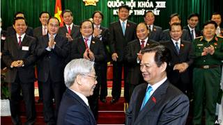 Tổng Bí thư Nguyễn Phú Trọng (trái) bắt tay Thủ tướng Nguyễn Tấn Dũng trong ngày nội các mới ra mắt Quốc hội hôm 3/8