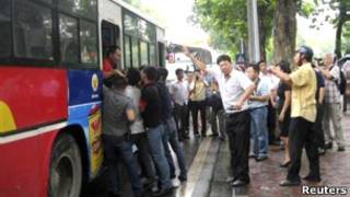 Người biểu tình bị đưa lên xe buýt