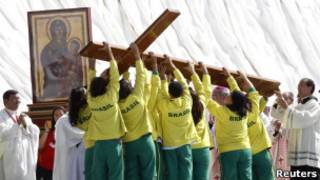 Católicos brasileiros vistos em Madri, durante visita do Papa à capital espanhola, no último domingo (Reuters)