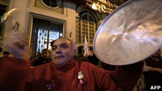 Trabalhador no Chile protesta contra governo de Sebastián Piñera (AFP)