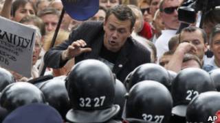 Украинский спецназ преграждает дорогу оппозиционерам