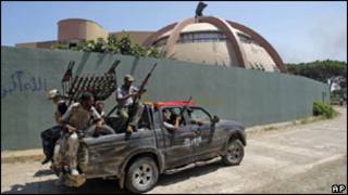 Rebeldes transitam dentro do QG de Khadafi em Trípoli. Foto: AP