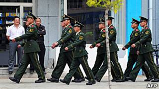 中國武警在內蒙古錫林郭勒盟市面巡邏(30/5/2011)