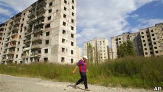Пустующие жилые дома со следами войны в Сухуми