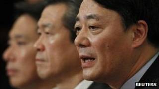 A partir da direita: os candidatos ao cargo de primeiro-ministro do Japão Banri Kaieda, Sumio Mabuchi e Seiji Maehara (Reuters)