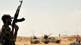 Rebeldes em Ras Lanuf (Reuters)