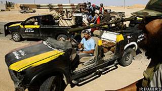 Rebeldes patrulham cidade de Abu Grein, perto de Sirte (Reuters)