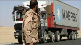 شاحنة تنقل إمدادات للناتو في أفغانستان