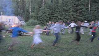 Gente bailando alrededor de una fogata en Estonia