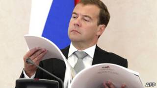 Президент России Дмитрий Медведев читает книжку