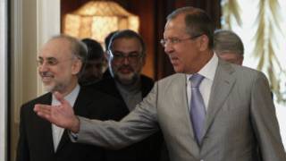 Ngoại trưởng Nga (phải) và Iran, Akbar Salehi ở Moscow tháng 8/2011