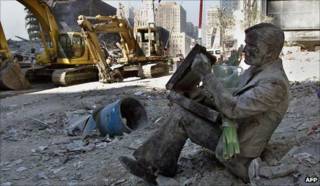 Estatua entre escombros del WTC