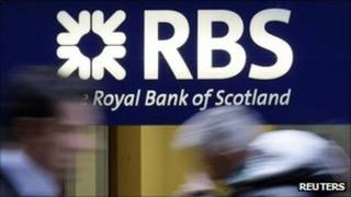 Прохожие на фоне вывески Royal Bank of Scotland