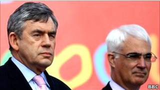 Ông Gordon Brown (trái) và Alistair Darling