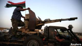 Combatentes anti-Khadafi nas proximidades de Bani Walid.