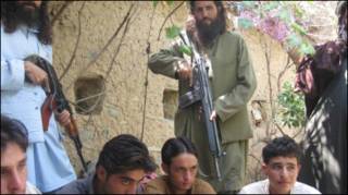 د باجوړ د طالبانو مشر ملا دادالله له نیول شوو هلکانو سره
