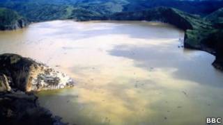 Lago Nyos, Camarões. BBC