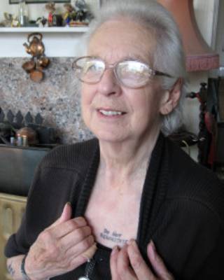 Tomkins mostra sua tatuagem no peito
