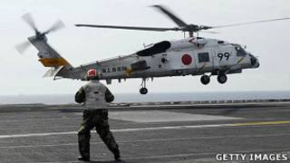 日本海上自衛隊一架SH-70B直升機在美國里根號航空母艦上(13/3/2011)