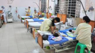 Bệnh nhi tay chân miệng đang được chăm sóc