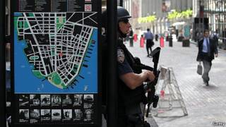 policía armado vigila en el bajo manhattan