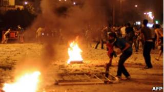 Protestos diante da embaixada isralense no Cairo, nesta madrugada (AFP)