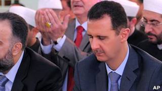 Президент Сирии Башар Асад молится в мечети
