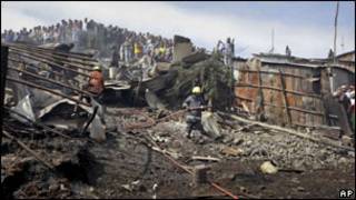 Les habitants du bidonville regardent les pompiers