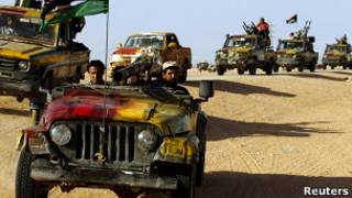Combatentes anti-Khadafi rumam para Sirte. Foto: Reuters