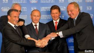 Thủ tướng Nga Putin (giữa) và các đối tác