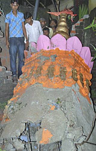 भूकंप से गिरा मंदिर
