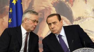 Bộ trưởng Kinh tế Ý Giulio Tremonti (trái) và Thủ tướng Ý Silvio Berlusconi tại một họp báo ở Rome trong tháng Tám