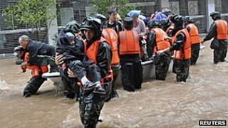Спасатели выносят людей из воды