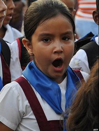 Menina bocejando/AFP