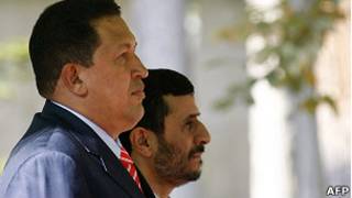 Hugo Chávez y Mahmoud Ahmadinejad en una visita del presidente de Venezuela a Irán