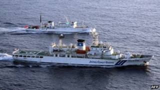 日本海上保安廳巡邏船與中國漁政巡邏船在釣魚島附近海域(24/08/2011,資料照片)