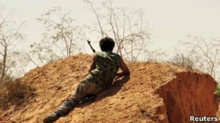Combatente anti-Khadafi em Sirte (Reuters)