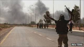 Soldado de tropa anti-Khadafi tenta avançar em Sirte (Reuters)