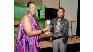 Bamporiki Edouard ahabwa igikombe na Jannette Kagame