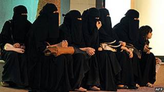 Mulheres sauditas aguardam motoristas em saída de shopping de Riad (AFP)