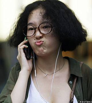 Usuária do iPod em Xangai, na China (Reuters)