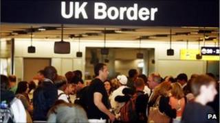 Очередь к стойке иммиграционной службы Британии в аэропорту