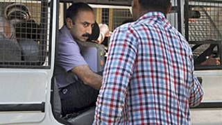 संजीव भट्ट पुलिस की गाड़ी में