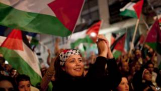 فلسطینیان در هنگام سخنرانی محمود عباس